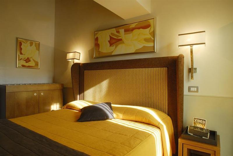 Condotti Palace Рим Екстериор снимка